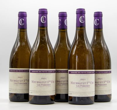 six bouteilles de vin sont alignées sur une surface blanche
