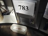 une photo d'un lavabo et d'un miroir dans une pièce