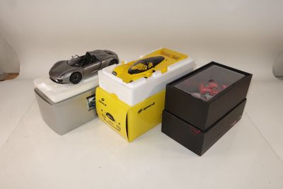 deux boîtes sur lesquelles est posée une petite voiture, le tout posé sur une table
