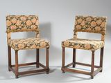 paire de chaises anciennes avec dossier et pieds recouverts d'un tissu à motifs floraux