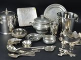 beaucoup d'objets en argent posés sur une table