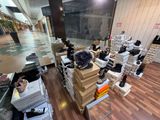une pièce remplie d'une multitude de chaussures et de cartons
