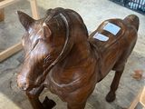 une statue de cheval qui se trouve dans une pièce