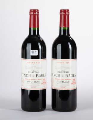 deux bouteilles de vin rouge posées l'une à côté de l'autre sur une table