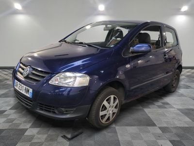 la voiture bleue est garée dans le garage sur le sol en damier