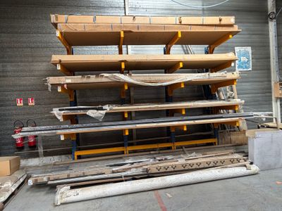 une grande pile de palettes en bois dans un entrepôt