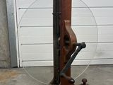 une machine posée sur un socle en bois