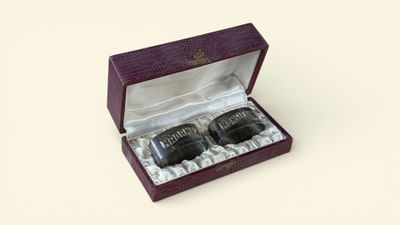 Paire de ronds de serviette en métal argenté ajouré marqués …