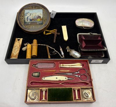 une boîte contenant un grand nombre d'objets différents