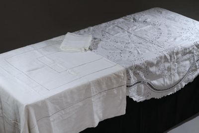 un lit recouvert d'un couvre-lit blanc et de draps blancs
