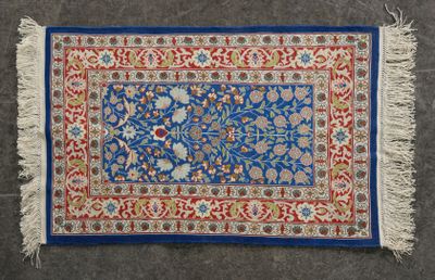 un tapis bleu et rouge à motifs floraux