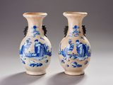paire de vases bleus et blancs posés sur une table
