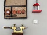 une image représentant une boîte à outils posée sur une table
