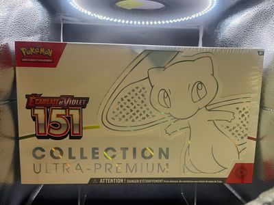 La collection de cartes à collectionner Pokémon Ultra Premium se trouve dans la boîte
