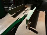 un gros morceau de bois posé sur une table dans un atelier