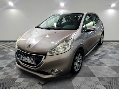 la voiture argentée est garée sur un sol en damier dans le garage