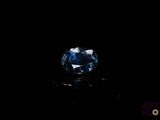 gros plan d'un diamant bleu sur une surface noire