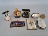 un grand nombre d'objets posés sur une table