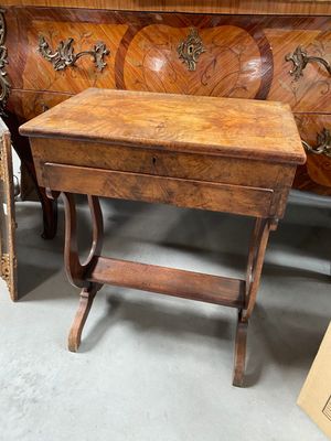 une petite table en bois avec un tiroir en dessous
