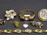 de nombreuses bagues et bracelets de toutes sortes posés sur une table