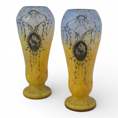 LEGRAS Paire de vases en verre marmoréen et peint figurant d…