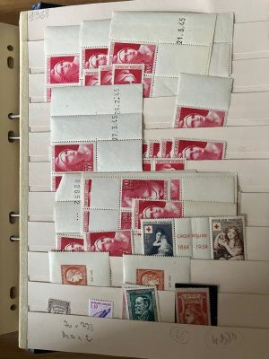 la photo d'un livre portant de nombreux timbres