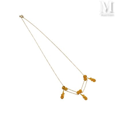 collier plaqué or orné de quatre petites fleurs sur une chaîne en or