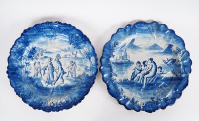 deux assiettes bleues et blanches ornées de motifs sur fond blanc
