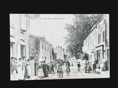 photographie en noir et blanc d'un groupe de personnes marchant dans une rue