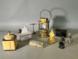 un grand nombre d'objets posés sur une table
