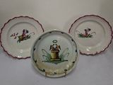 trois assiettes ornées de motifs différents