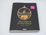 un livre noir avec la photo d'une femme dans un miroir