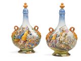 paire de vases ornés d'oiseaux et de fleurs sur fond blanc