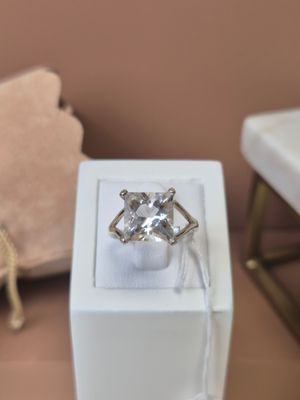une boîte blanche posée sur une table, avec un anneau à l'intérieur
