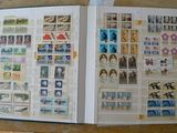 un livre avec des timbres, posé sur une table