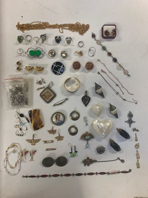 beaucoup de bijoux posés ensemble sur la table