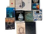 un grand nombre de livres posés sur une table