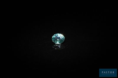 gros plan d'un diamant bleu sur une surface noire