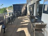 les tables et les chaises de la terrasse d'un restaurant