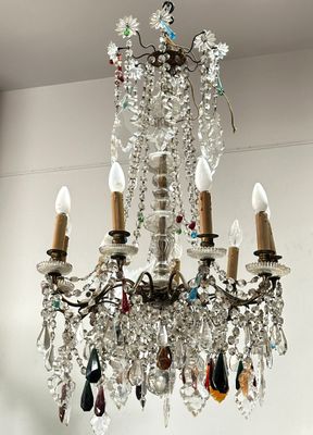 un lustre en cristal suspendu au plafond d'une pièce