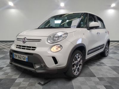 la petite voiture blanche est garée sur un carrelage à carreaux