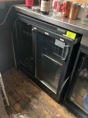 un réfrigérateur avec une porte vitrée au milieu d'une cuisine