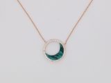 un collier vert et blanc avec un pendentif circulaire monté sur une chaîne en or