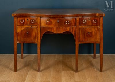 un vieux bureau en bois avec des tiroirs et des tiroirs sur le dessus