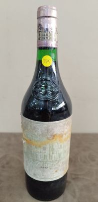 une bouteille de vin posée sur une table