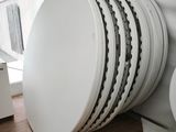 plusieurs assiettes blanches empilées les unes sur les autres sur un plancher en bois