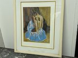 tableau représentant une femme assise sur une couverture bleue près d'un mur