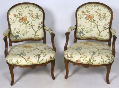 PAIRE DE LARGES FAUTEUILS en noyer et bois naturel mouluré e…