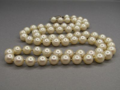 Collier de perles de culture, fermoir et chaînette de sécuri…