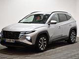 le SUV blanc est garé dans une pièce au sol en damier